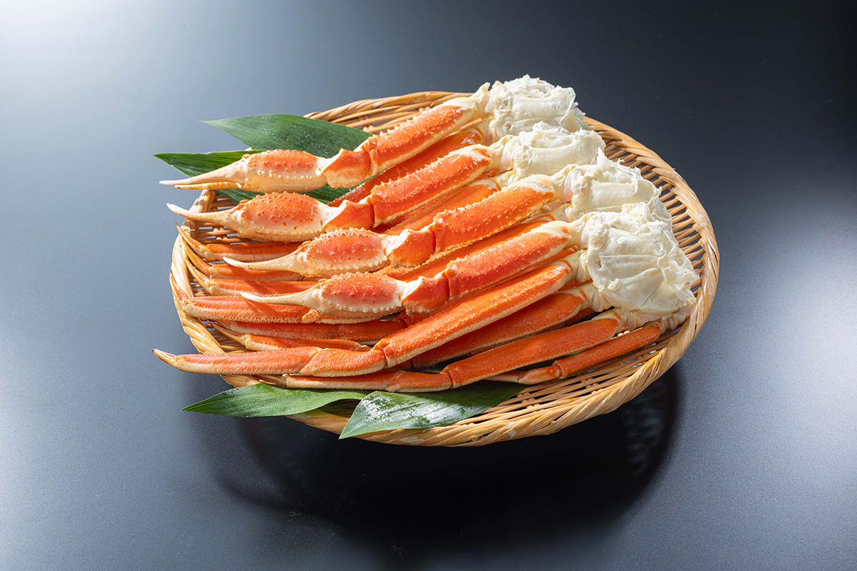 かにのプロが選び抜いた逸品！北オホーツクで漁獲されたズワイガニを船上でボイル、凍結した4Lサイズ。蟹の女王と呼ばれる本ズワイガニの繊細な身質と上品な甘みをお楽しみください。