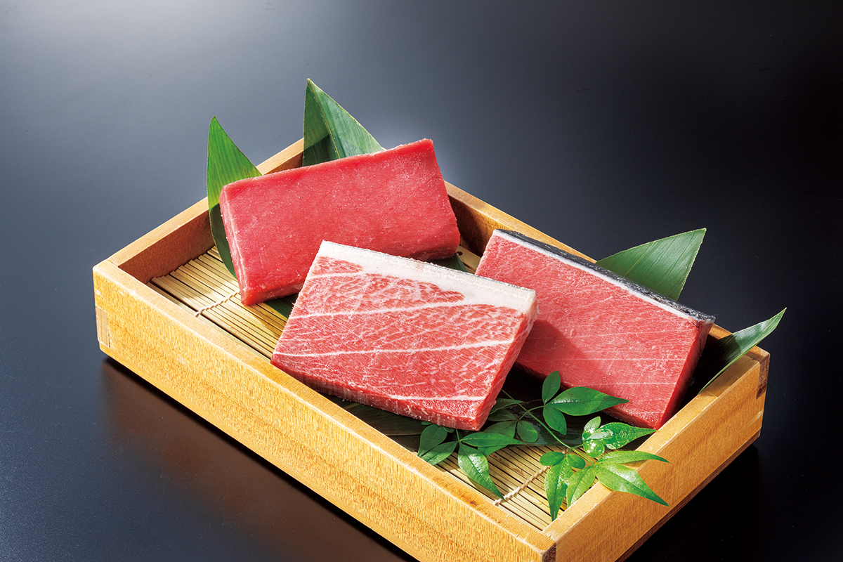 冷凍まぐろの水揚げ量日本一の清水港より、魚のプロが目利きした脂と旨みたっぷりの本まぐろをお届け。