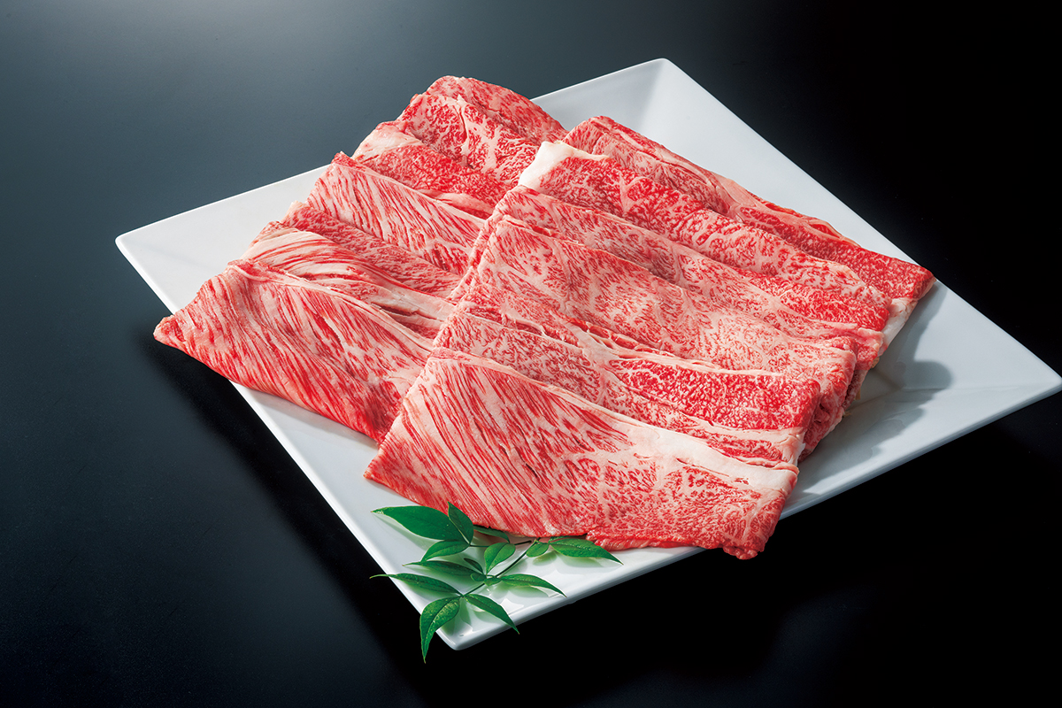 黒毛和牛のきめが細かく柔らかい部位を厳選いたしました。肩肉はサシと赤身のバランスが丁度良く、薄くスライスすることで柔らかく、しゃぶしゃぶやすき焼きに、美味しく召し上がれます。