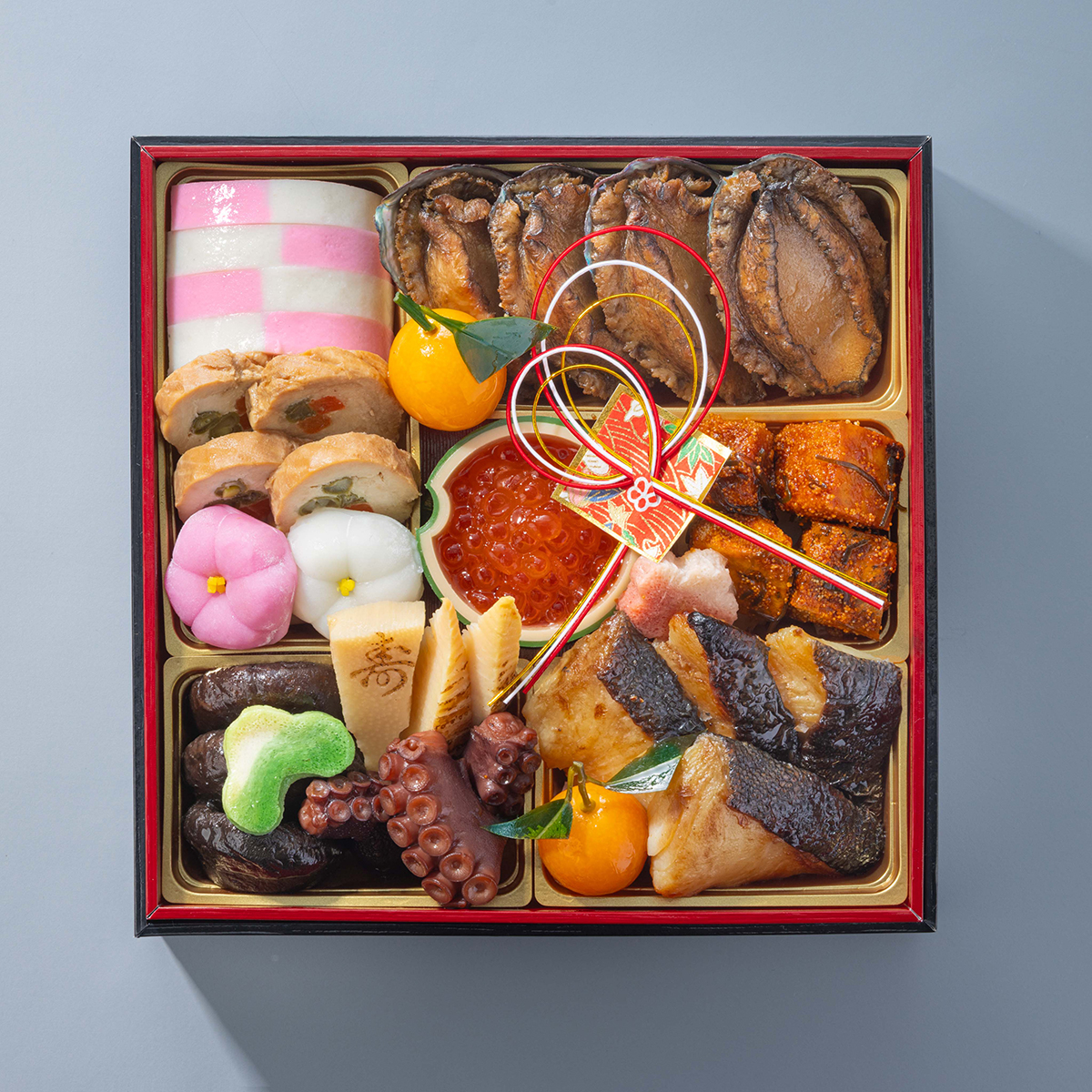 一の重：市松蒲鉾、チキン二色巻、紅梅餅、白梅餅、蝦夷あわび活煮、金柑蜜漬、味付いくら、京生麩梅、真鱈子旨煮、椎茸煮、羽子板筍煮、焼筍煮、京生麩松、真蛸やわらか煮、銀鱈西京燒