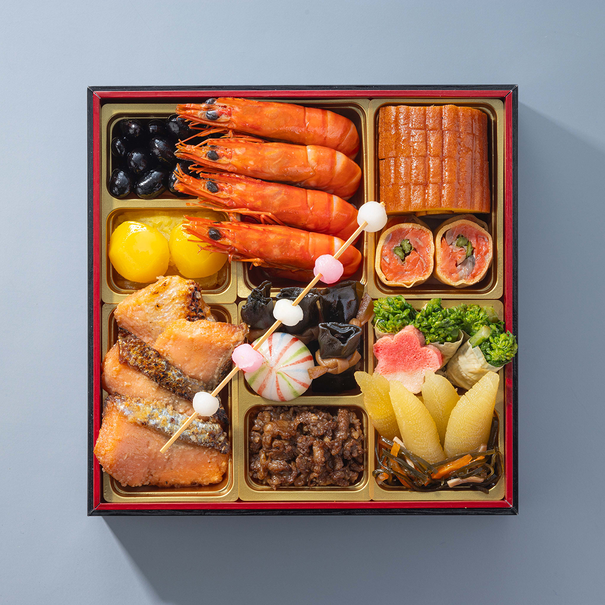 二の重：黒豆、おさつきんとん、栗甘露煮、海老の旨煮、伊達巻、紅鮭オニオン巻、キングサーモン西京焼、にしん昆布巻、手まり餅、和牛しぐれ煮、菜の花湯葉巻、京生麩梅、松前漬、味付数の子、もち玉すだれ