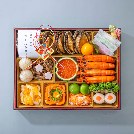 一の重：十勝ハーブ牛のローストビーフ、蝦夷あわび活煮、金柑蜜漬、抹茶葛羽衣、白梅葛羽衣、紅梅葛羽衣、三彩フルーツ串、手まり餅、和牛しぐれ煮、味付いくら、海老の旨煮、甲いかの金柑黄金和え、スモークサーモン、若桃甘露煮、紅白なます、菜の花湯葉巻、日の出巻