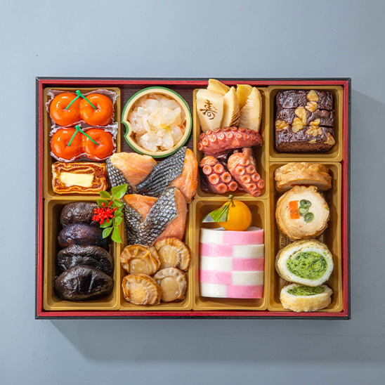 二の重：チョコクルミケーキ、さくらんぼ餡、干柿バターサンド、焼筍煮、真蛸やわらか煮、羽子板筍煮、赤海老柚子麹、銀鮭塩麹焼、帆立直火焼、市松蒲鉾、金柑蜜煮、椎茸煮、チキン二色巻、ほうれん草なごみ巻