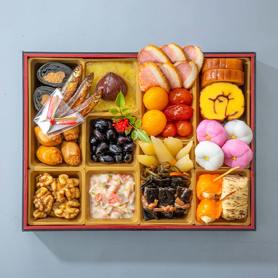 三の重：きんとん、渋皮栗紅茶煮、杏子さわやか煮、合鴨スモーク、ドライトマト赤ワイン煮、伊達巻、紅梅餅、白梅餅、黒豆、くるみ甘露煮、蟹とあおさのサラダ、味付数の子、松前漬、にしん昆布巻、焼き湯葉巻、サーモンの簪、たらこ昆布巻、わかさぎ甘露煮、子持イカ