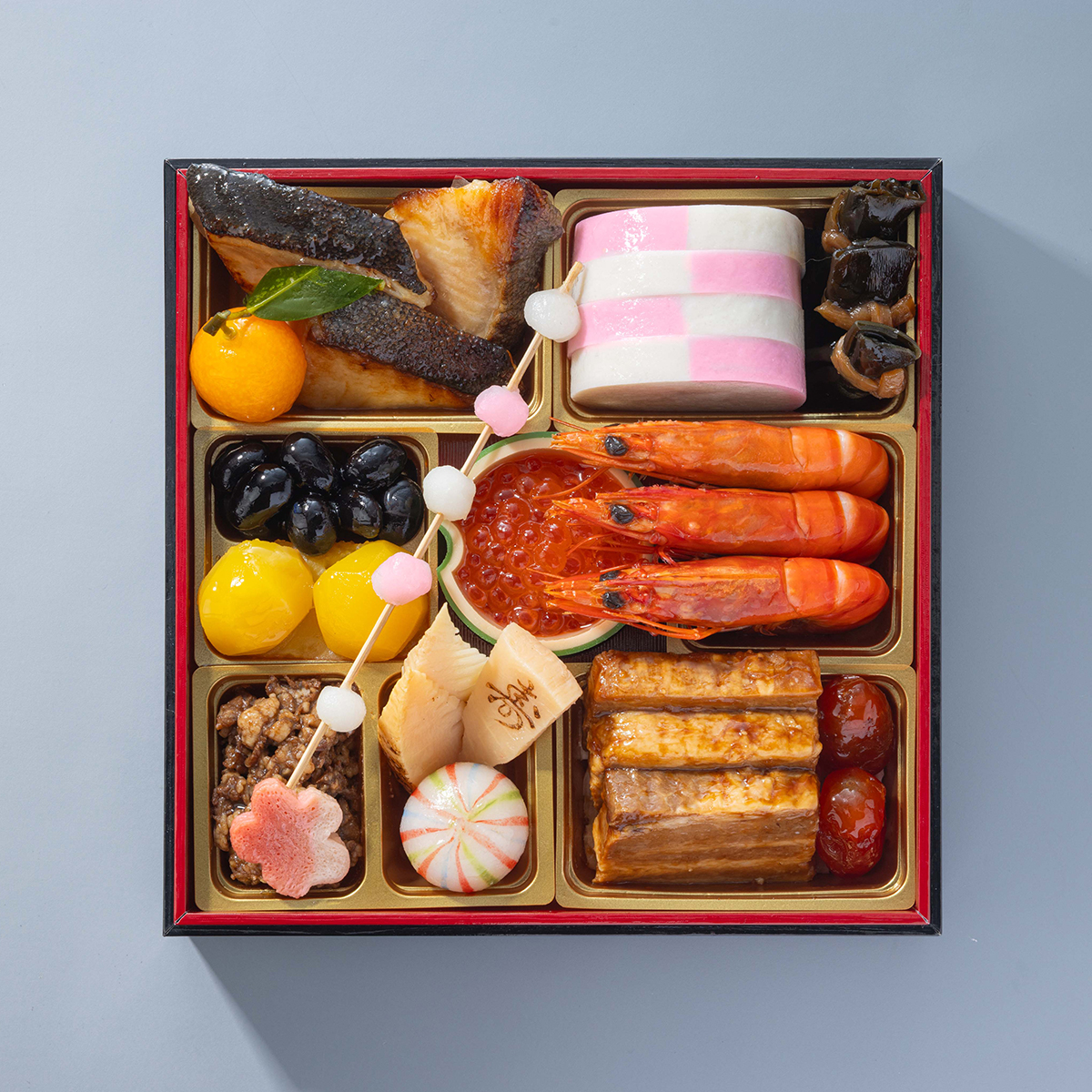 一の重：銀鱈西京焼、金柑蜜煮、市松蒲鉾、にしん昆布巻、黒豆、おさつきんとん、栗甘露煮、味付いくら、海老の旨煮、京生麩梅、和牛しぐれ煮、羽子板筍煮、焼筍煮、手まり餅、やわらか豚角煮、ドライトマト赤ワイン煮、もち玉すだれ