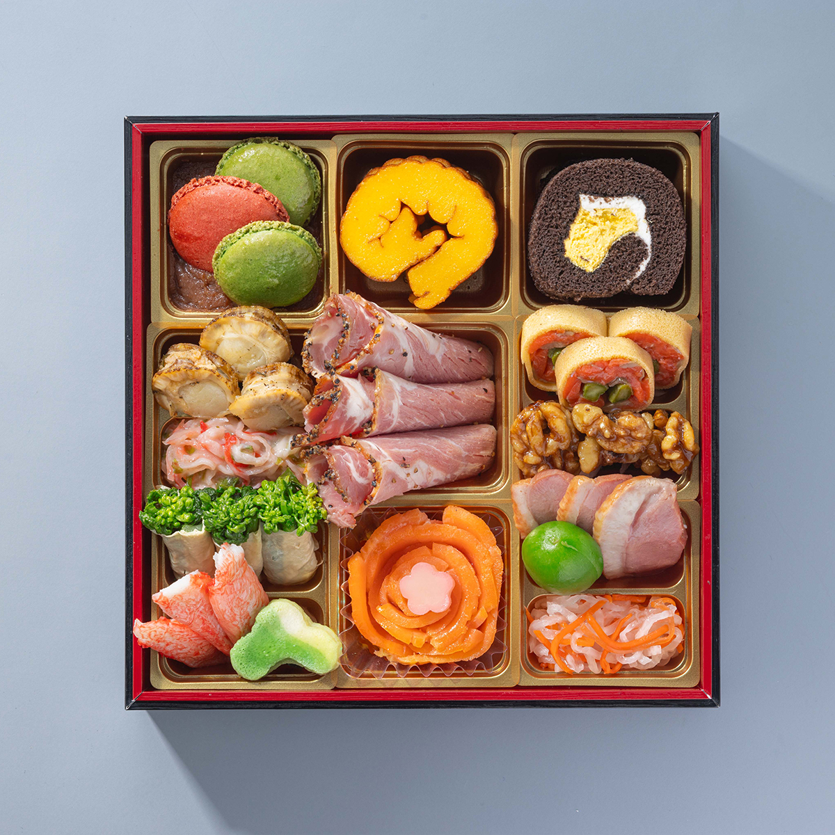 二の重：抹茶マカロン、木いちごマカロン、マロン飴、伊達巻、チョコバナナロールケーキ、帆立香草焼、蟹とあおさのサラダ、ポークパストラミ、紅鮭オニオン巻、くるみ甘露煮、菜の花湯葉巻、かに風味土佐酢漬、京生麩松、スモークサーモン、梅百合根、合鴨スモーク、若桃甘露煮、紅白なます