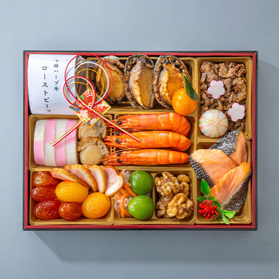 一の重：十勝ハーブ牛のローストビーフ、蝦夷あわび活煮、金柑蜜漬、和牛しぐれ煮、手まり餅、市松蒲鉾、帆立直火焼、海老の旨煮、ドライトマト赤ワイン煮、杏子さわやか煮、合鴨スモーク、紅白なます、若桃甘露煮、くるみ甘露煮、銀鮭塩麹焼